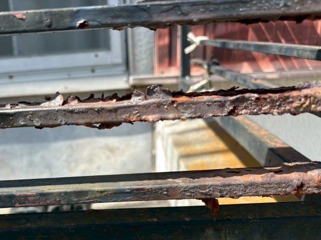 ベランダ手すり　腐食2